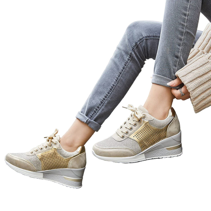 Kvinnors trendiga kilklack sneakers i stilfull design. Bekväma damskor med modekänsla för vardag.