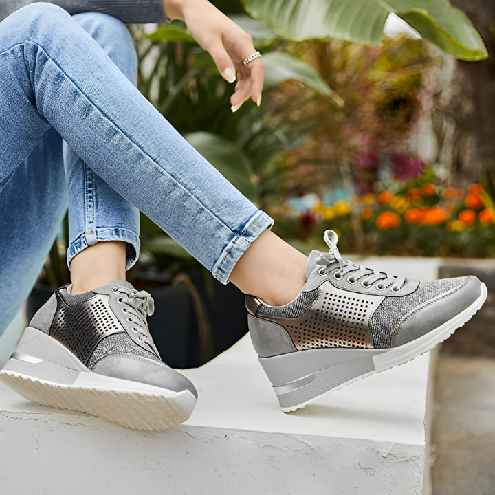 Eleganta kilklack sneakers för kvinnor, sidovy. Trendiga och bekväma vardagsskor med modern silhuett.