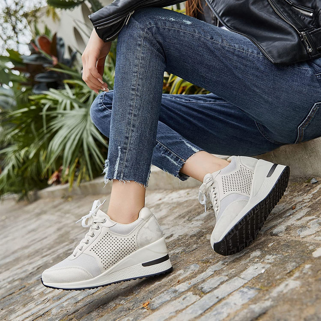 Baksida av kvinnors kilklack sneakers. Trendiga och bekväma damskor med stabil kilklack för vardagsbruk.