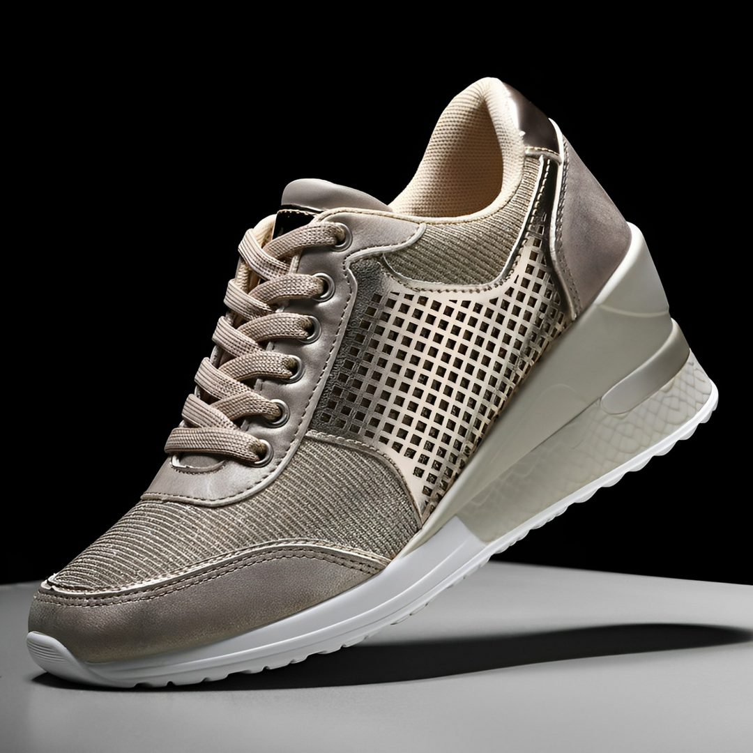 Toppvy av eleganta kilklack sneakers. Bekväma damskor med modern design, idealiska för ett stilfullt mode.