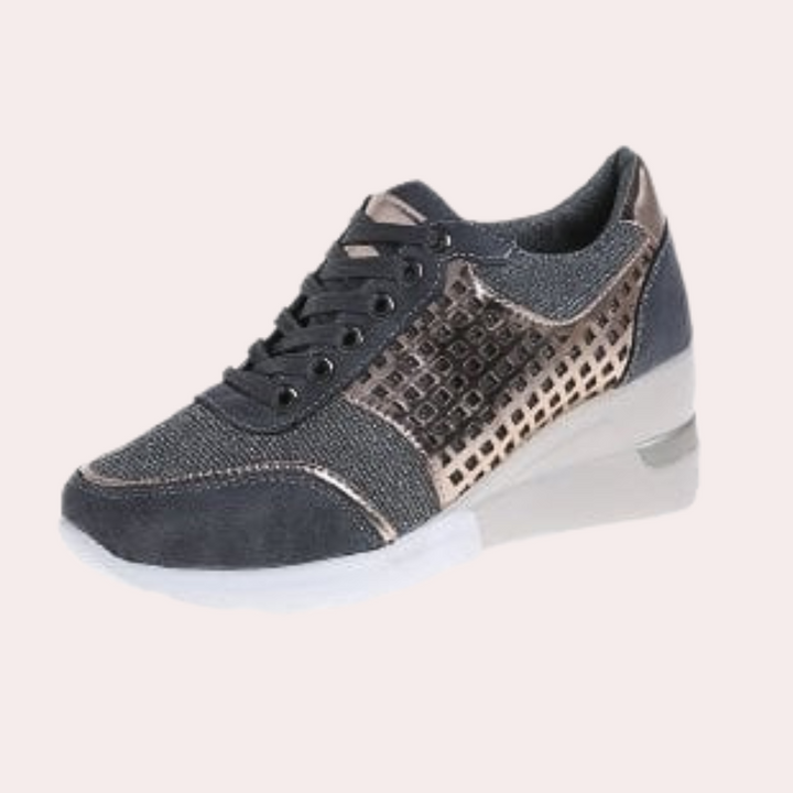 Stilfulla kvinnors kilklackssneakers, perfekta för vår- och sommarsäsongens outfits.