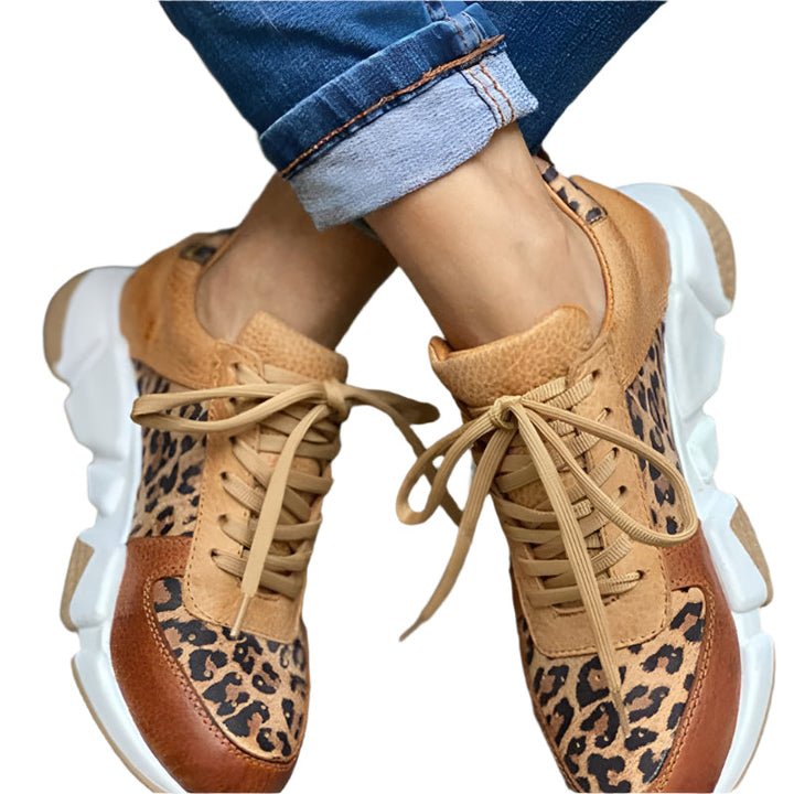 Kvinnors trendiga leopard chunky sneakers med snörning för mode och komfort, perfekt för vardagsbruk.