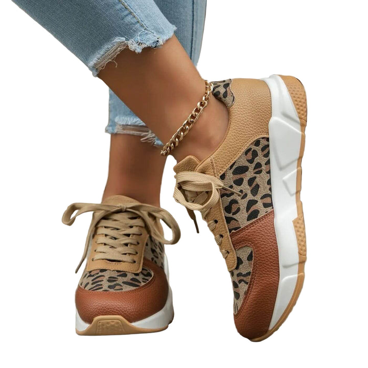 Kvinnors trendiga leopard sneakers. Stilsäkra, bekväma vardagsskor med halkfria sulor för mode och komfort.