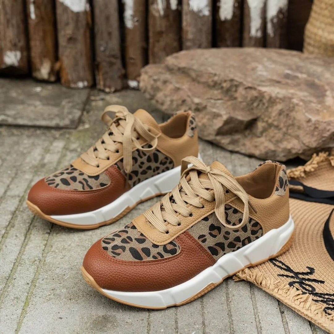 Kvinnors leopard sneakers på fot. Bekväma vardagsskor som kombinerar mode med komfort, perfekt för alla tillfällen.