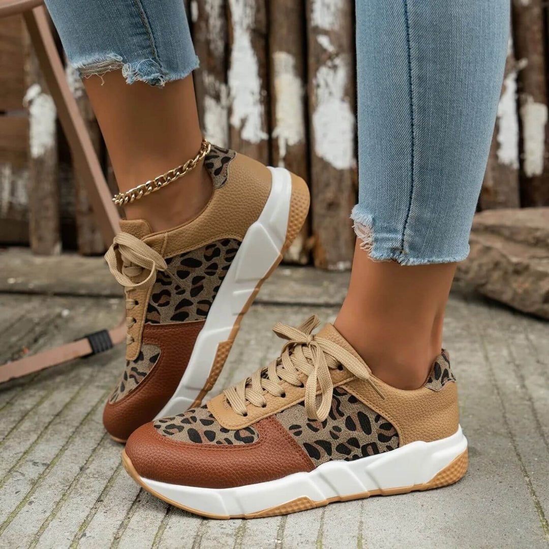 Stilsäkra kvinnors mode sneakers med leopardmönster. Bekväma och halkfria skor för en trendig och komfortabel vardag.