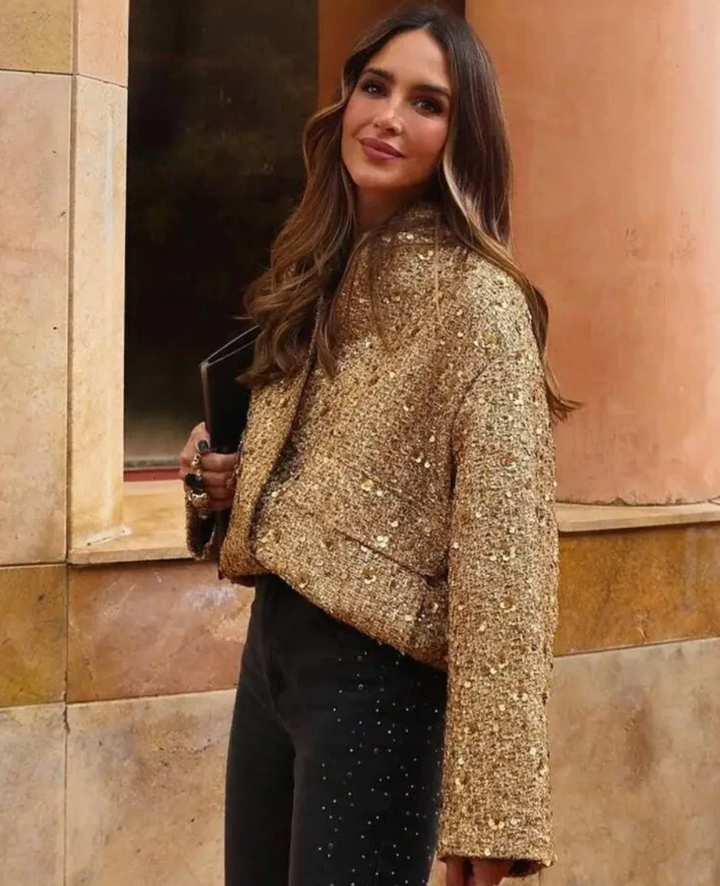 Kvinna bär elegant paljettjacka, perfekt för mode och fest med stil.