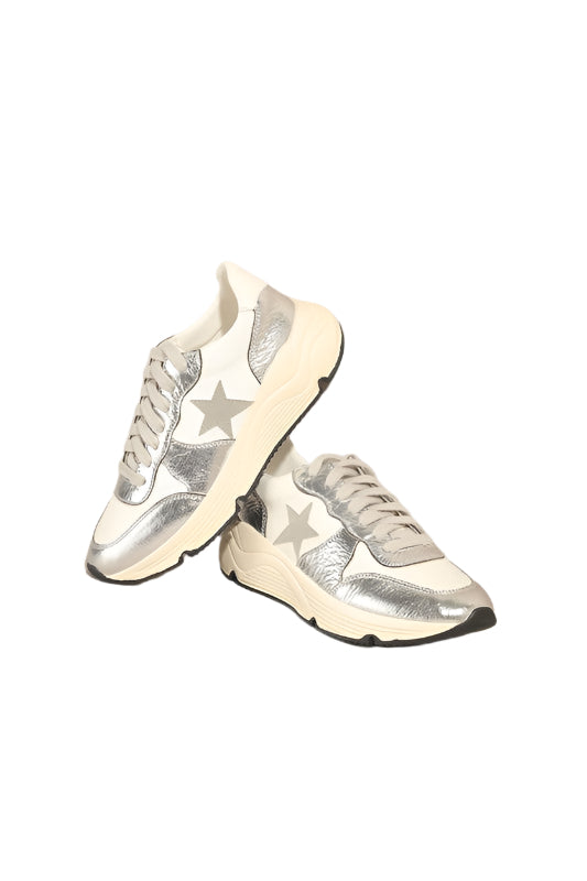 Kvinnors trendiga silver sneakers för vardagsbruk. Bekväma, lågskurna sportiga dam sneakers med modern stil.