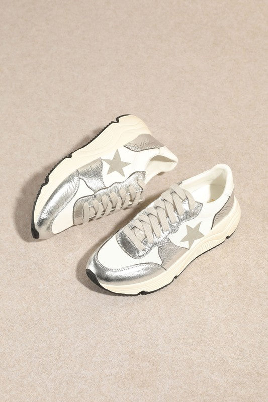 Bekväma kvinnors silver sneakers med modern, sportig design. Perfekta fritidsskor för vardagen.