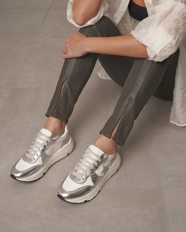 Stilrena silver sneakers för dam, perfekta som trendiga vardagsskor. Lågskurna atletiska skor.