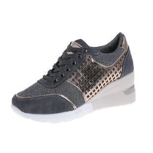 Högklackade modeskor: kvinnors sneakers med kilklack, perfekt för urban stil.