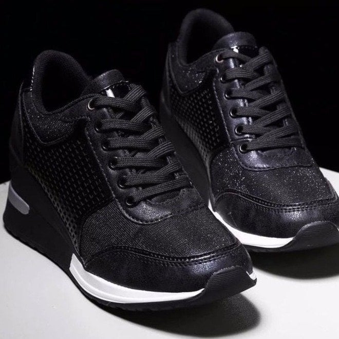 Mångsidiga kvinnors sneakers med diskret kilklack, bekväma för långa dagar.
