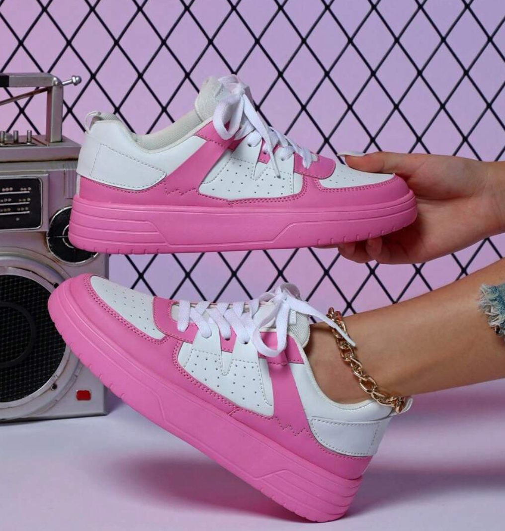 Detaljbild av kvinnors sneakers, visar det levande leopardmönstret och kvaliteten.