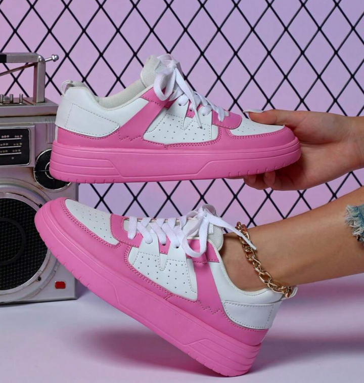 Detaljbild av kvinnors sneakers, visar det levande leopardmönstret och kvaliteten.