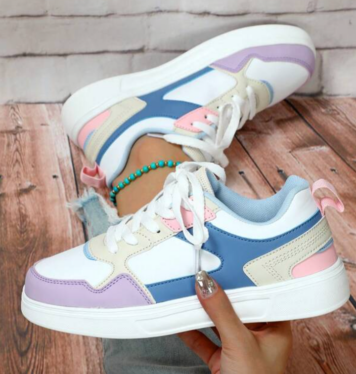 Kvinna går i trendiga leopardmönstrade sneakers, visar hur de ser ut i rörelse och komfort.