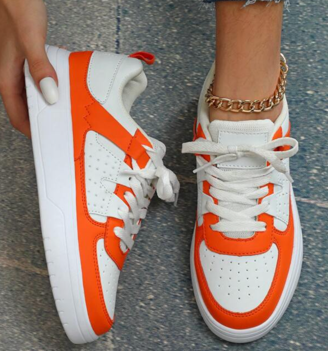 Ett par eleganta kvinnors sneakers med leopardmönster, redo att lyfta vilken outfit som helst.