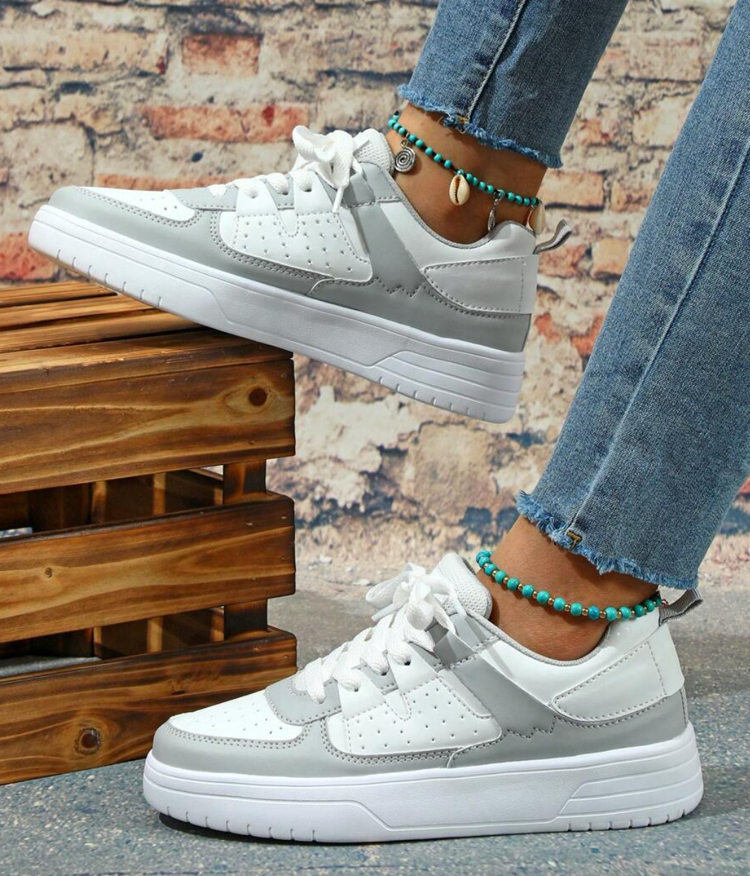 Stiliga och trendiga kvinnors sneakers med unikt leopardmönster. Ett måste för modeälskaren.