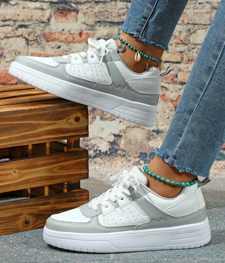 Stiliga och trendiga kvinnors sneakers med unikt leopardmönster. Ett måste för modeälskaren.