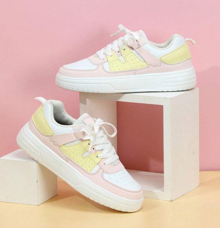 Närbild på textur och det detaljerade leopardmönstret på dessa chica kvinnors sneakers.