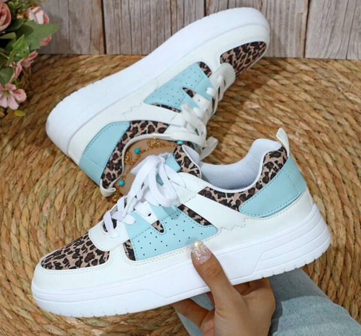 Kvinnors festskor: bekväma mönstrade sneakers med leopardmönster, perfekta för att sticka ut.