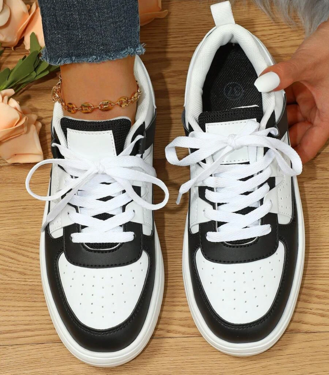 Vår- och sommarskor: Lätta kvinnors sneakers med trendigt leopardmönster för soliga dagar.