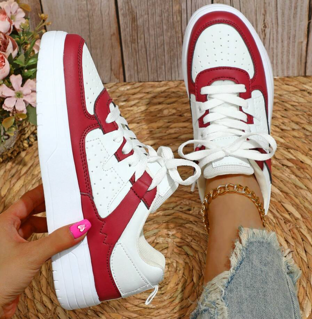 Sidovy av kvinnors mönstrade sneakers med leopardmönster, visar stilren design och komfort.