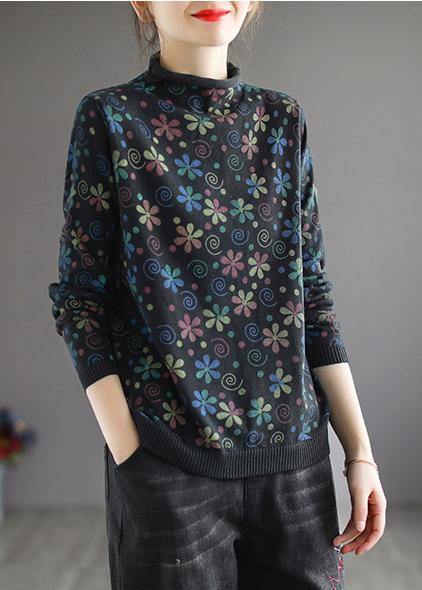 Mönstrad plus size tröja för kvinnor med bekväm hög hals. En avslappnad och trendig pullover för vardagsmode.