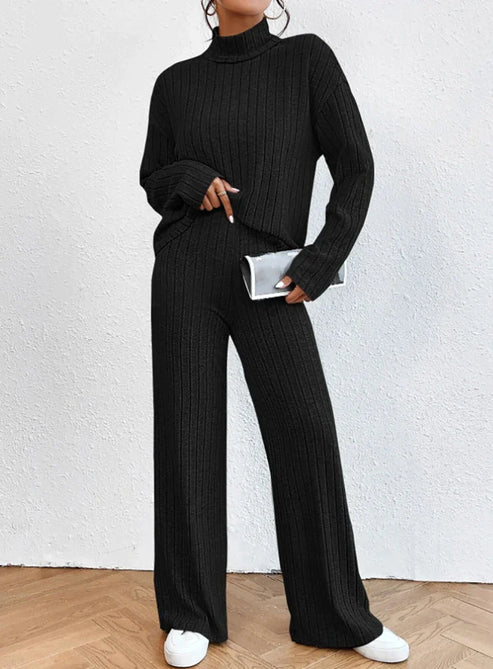 Nytt mode: kvinnors tvådelade set med en modern rollkragenpullover och stilrena byxor för en komplett look.