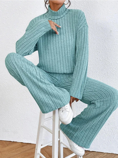 Elegant matchande set för kvinnor: varm rollkragenpullover och avslappnade byxor för vinterdagar.