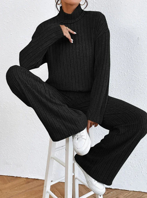 Vardagslook: kvinnors bekväma tvådelade set med stickad rollkragenpullover och mjuka byxor.