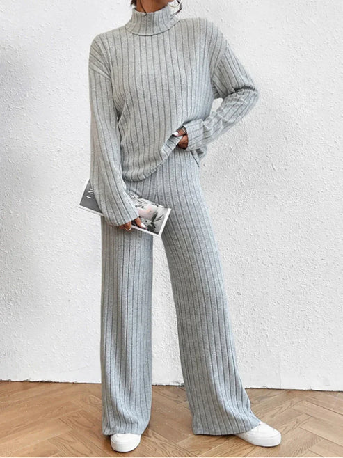 Höst/vinter: kvinnors avslappnade tvådelade set med en modern rollkragenpullover och sköna byxor.