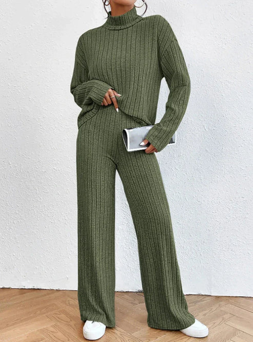 Färgglatt damset: stickad rollkragenpullover och mjuka byxor, ett trendigt val för din garderob.