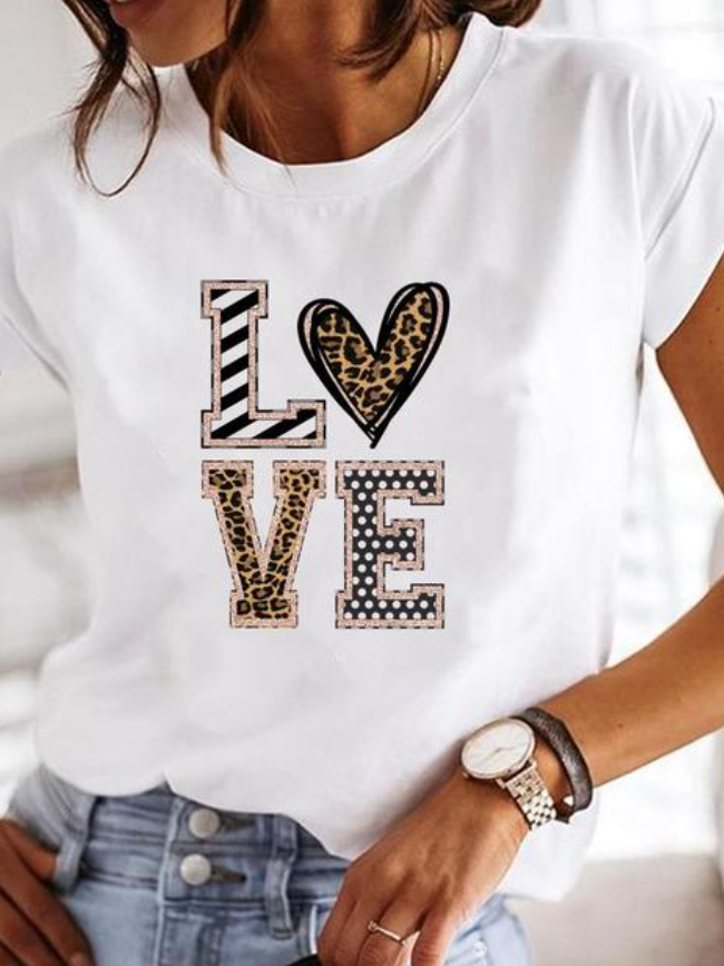 Bekväm och trendig kvinnors t-shirt med modern design, mångsidig för vardag & fritid.