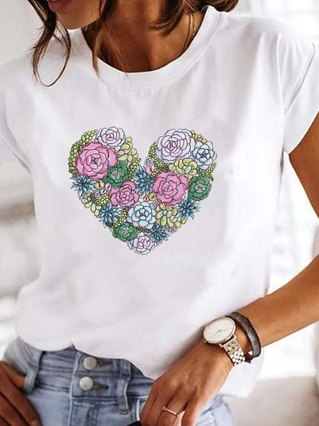 Elegant tryckt dam t-shirt med sköna mönster & avslappnad passform för sommarbruk.