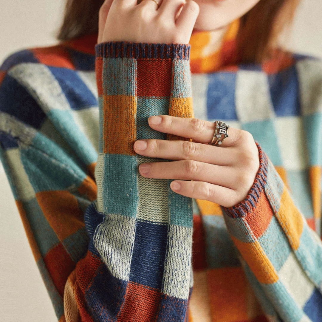 Mjuk vintertröja för kvinnor. Modern turtleneck med patchwork-mönster, perfekt för lager-på-lager.