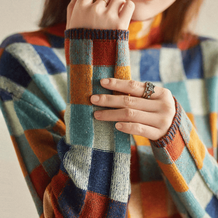 Mjuk vintertröja för kvinnor. Modern turtleneck med patchwork-mönster, perfekt för lager-på-lager.