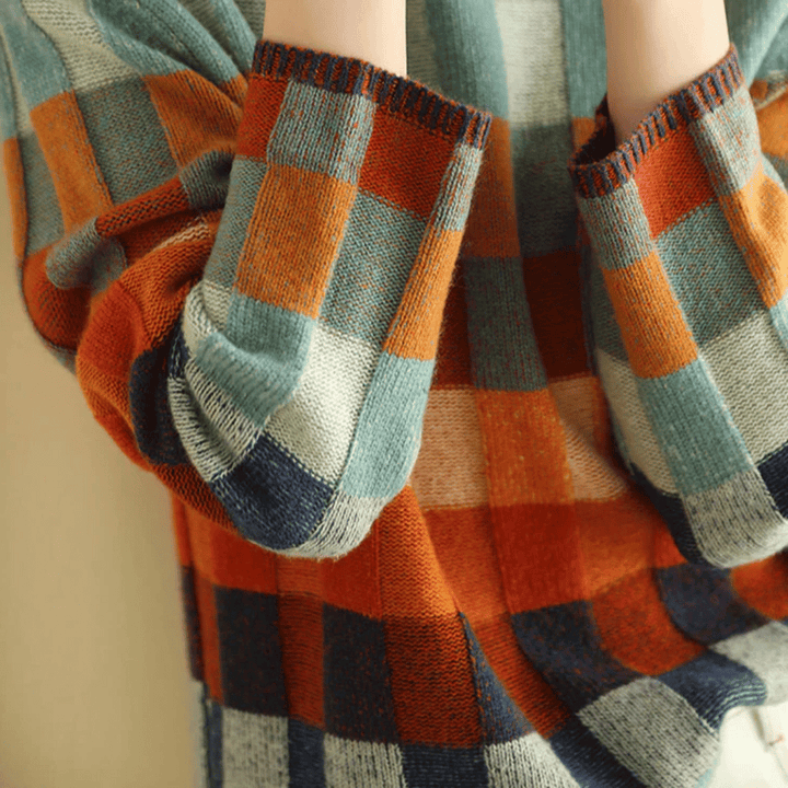 Stilren kvinnors tröja, turtleneck med unik patchwork design. Trendigt dammode med hög krage.