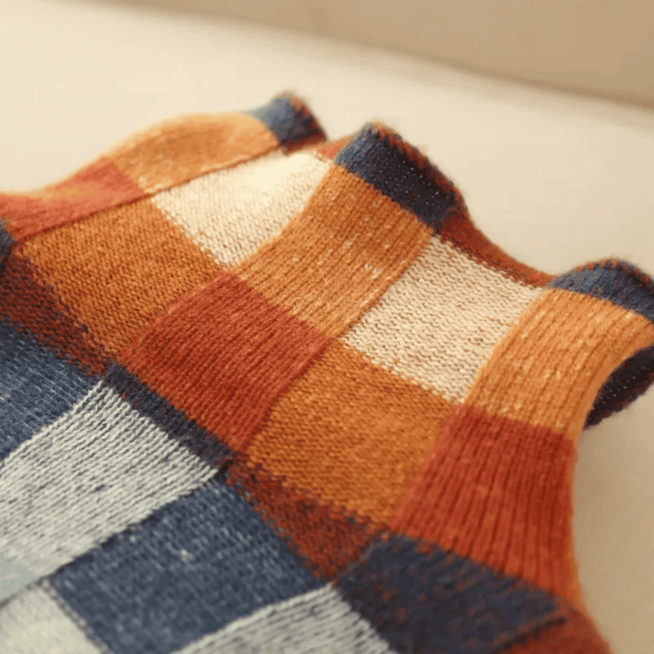 Närbild av kvinnors turtleneck tröja. Synlig patchwork design och bekväm hög krage. Unik damtröja.