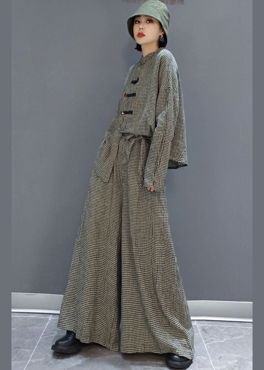 Model bär trendig kvinnors tvådelad outfit med rutiga fickor, perfekt för en avslappnad vårlook.