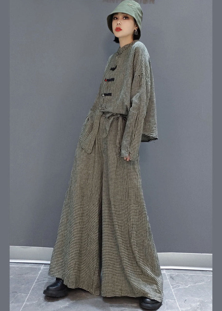 Model bär trendig kvinnors tvådelad outfit med rutiga fickor, perfekt för en avslappnad vårlook.