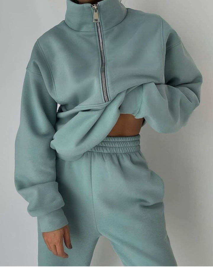 Trendigt damset för vår & höst, med högmidjade joggingbyxor och avslappnad tröja, perfekt för vardagen.