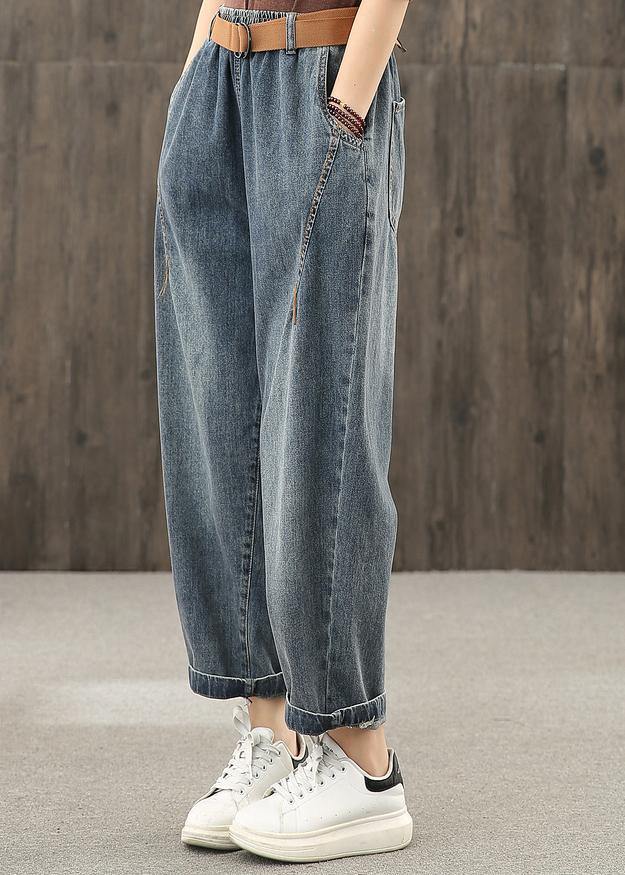 Detaljbild av ljusa tvättade kvinnors jeans, visar den mjuka denimtexturen.
