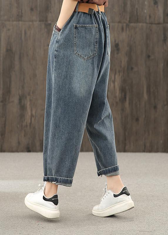 Blå tvättade denimbyxor för kvinnor, klassisk design för vardagsbruk.