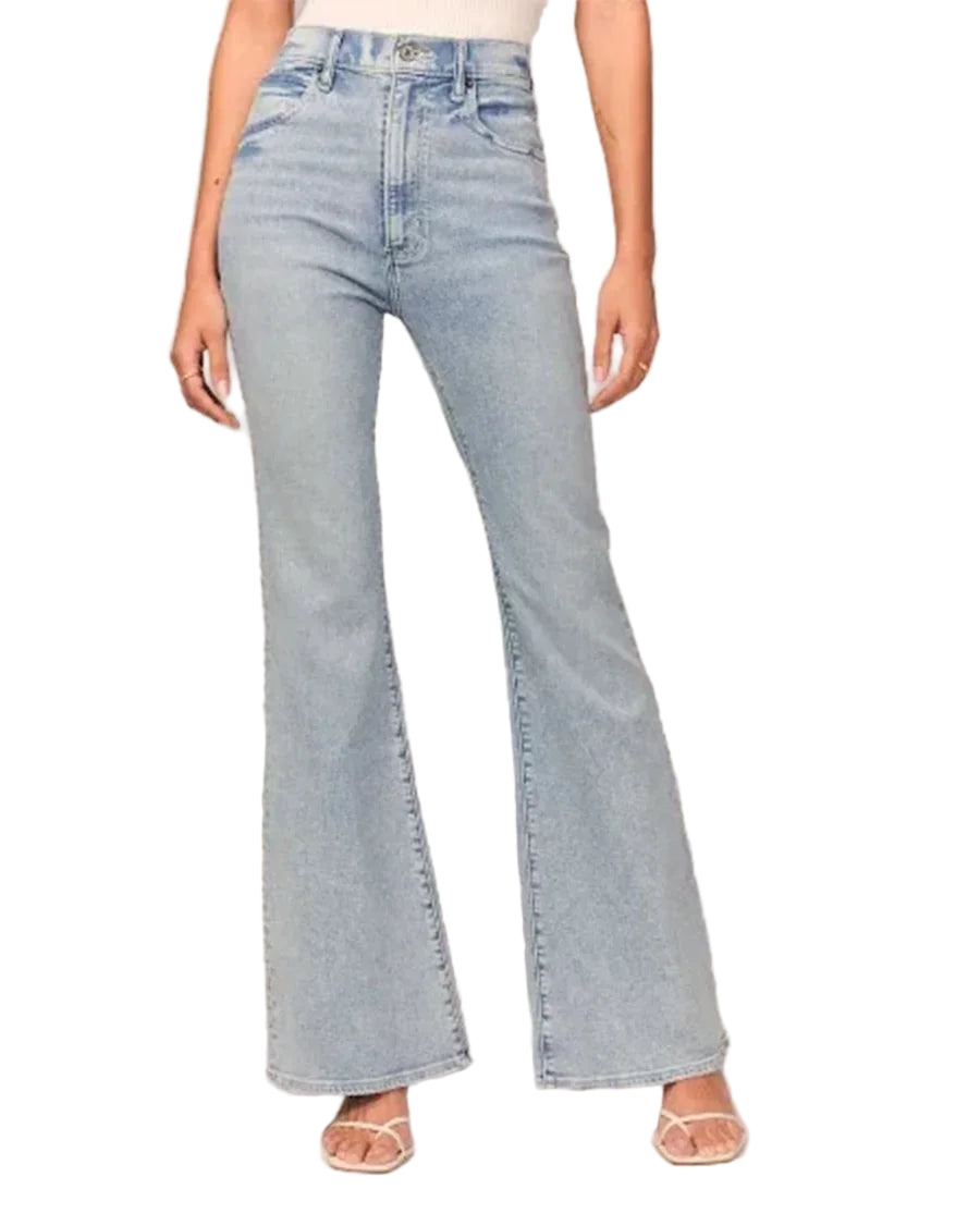 Kvinnors utsvängda jeans med hög midja i denim, perfekt för vårens och sommarens mode.
