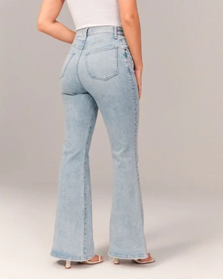Modeinriktade kvinnors flare jeans i klassisk denim, idealiska för sommarstilen.