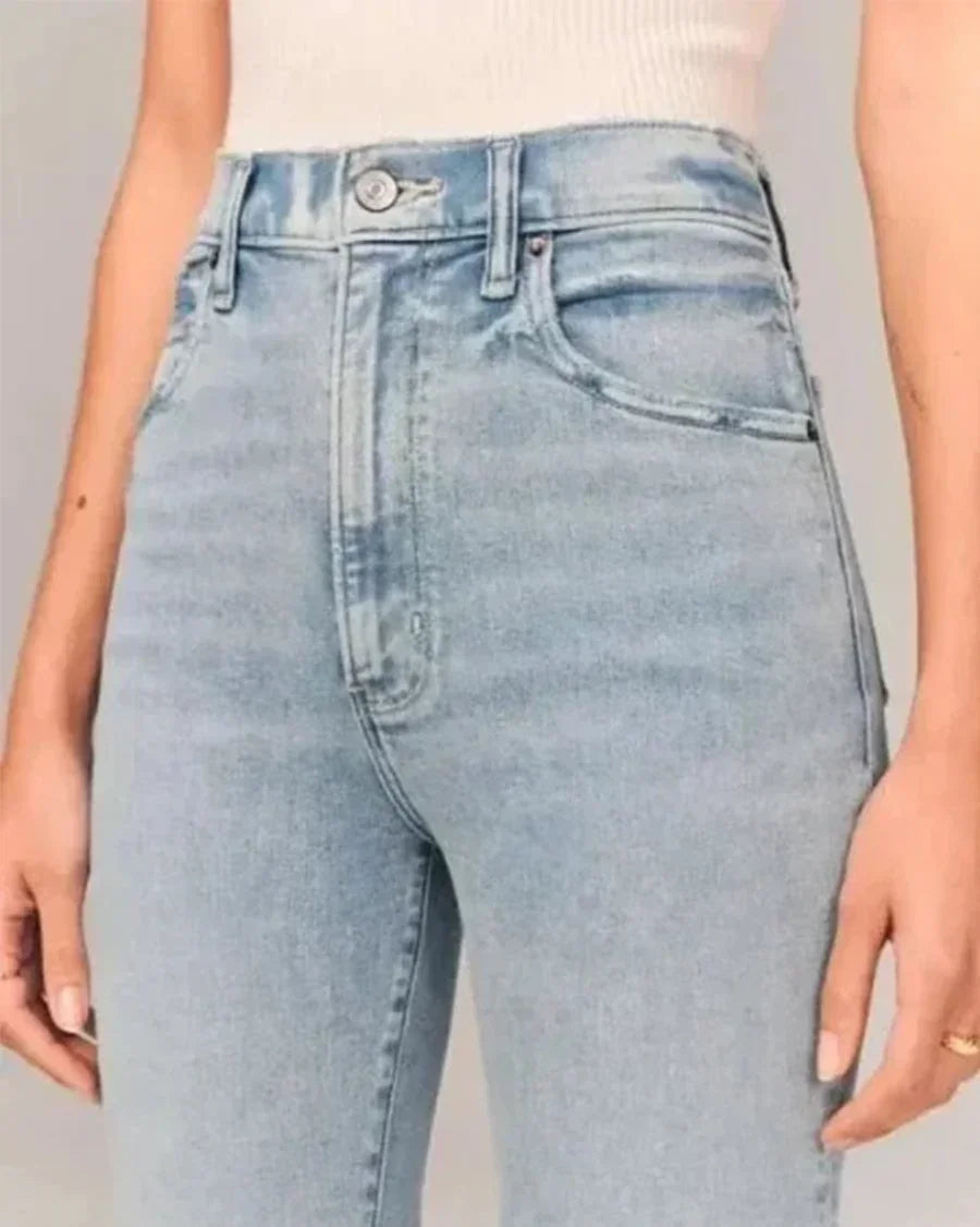 Utsvängda jeans med hög midja som framhäver figuren, ett måste i kvinnors denimkollektion.