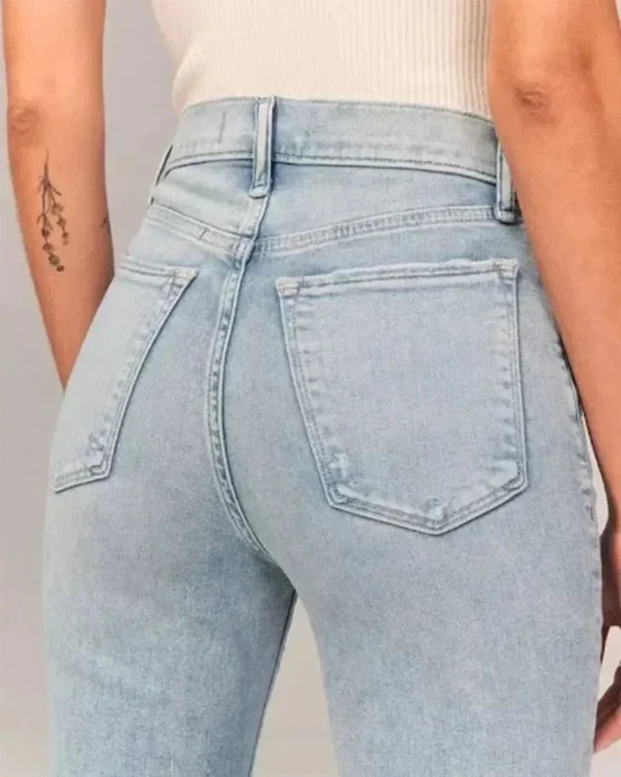 Bekväma flared jeans i denim för kvinnor, passande för både vardag och fest.