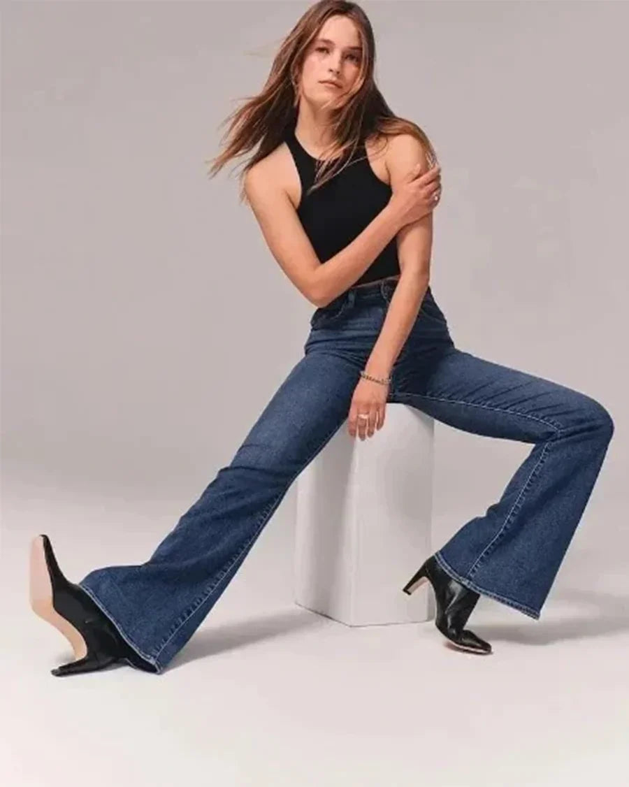 Trendiga kvinnors utsvängda jeans med hög midja, en nyckeldetalj i vårmodet.