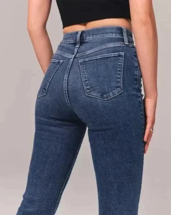 Klassiska denim utsvängda jeans för kvinnor, erbjuder komfort och stil för sommaren.