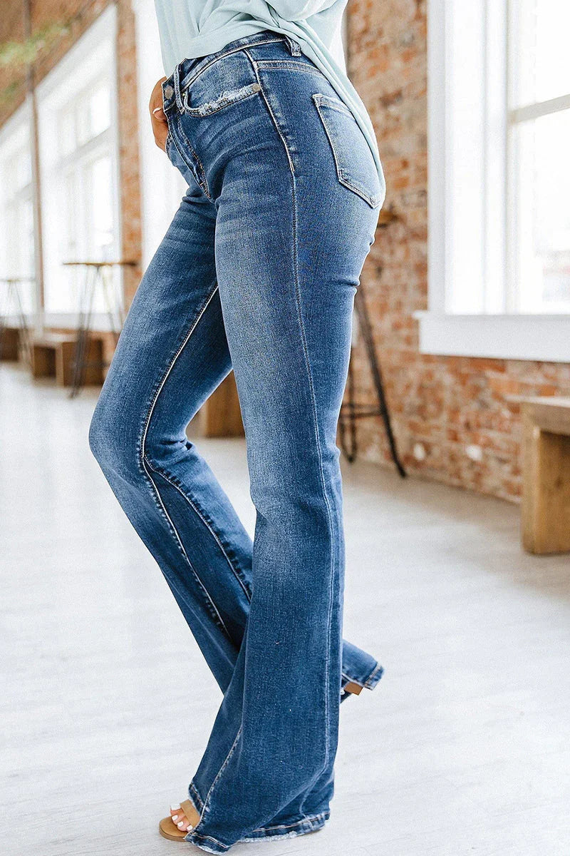 Stilrena utsvängda jeans för kvinnor, hög midja och bekväm passform, idealiska för vår- och sommarstilar.