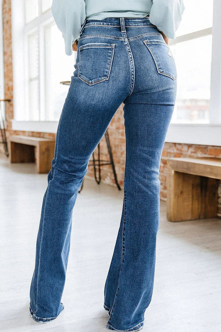 Detaljbild av modeinriktade utsvängda jeans med hög midja för kvinnor, mångsidiga blå denimjeans.